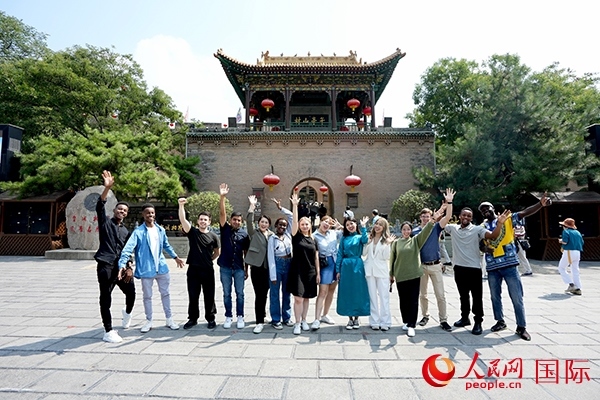 選手們在御書樓前合影。人民網(wǎng) 盧鵬宇攝