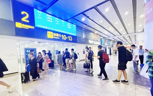 在快速進站廳前排隊等待檢票的旅客。人民網(wǎng)記者 喬雪峰攝