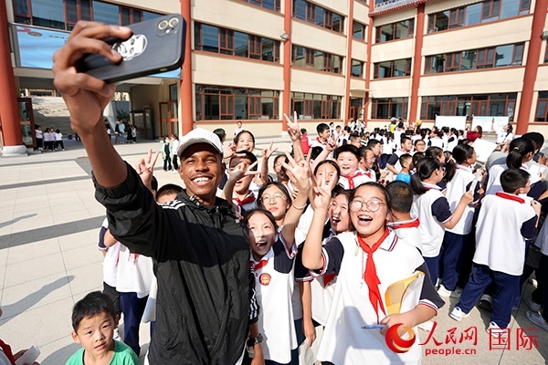 選手和學(xué)生們合影。人民網(wǎng) 盧鵬宇攝