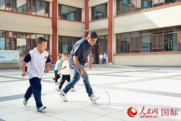 來自巴基斯坦的沙杰在滾鐵環(huán)。人民網(wǎng) 盧鵬宇攝