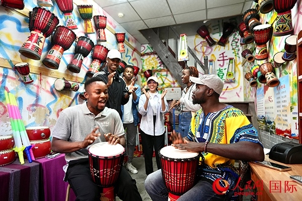 選手們敲起非洲鼓。人民網(wǎng) 盧鵬宇攝