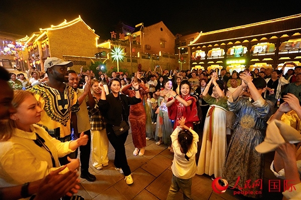 選手們和演員們一起舞蹈。人民網(wǎng) 盧鵬宇攝