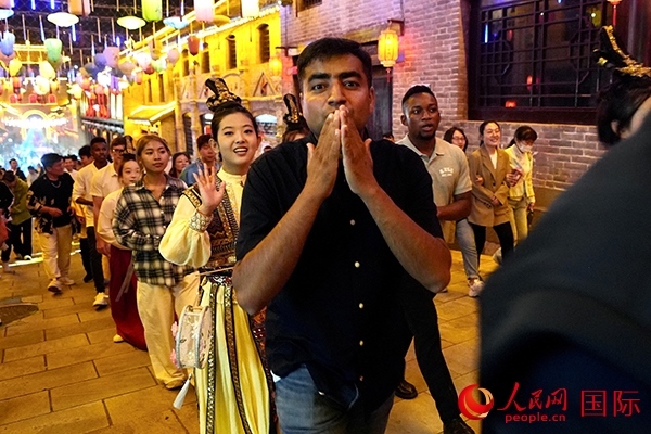 選手體驗(yàn)古城巡游。人民網(wǎng) 盧鵬宇攝