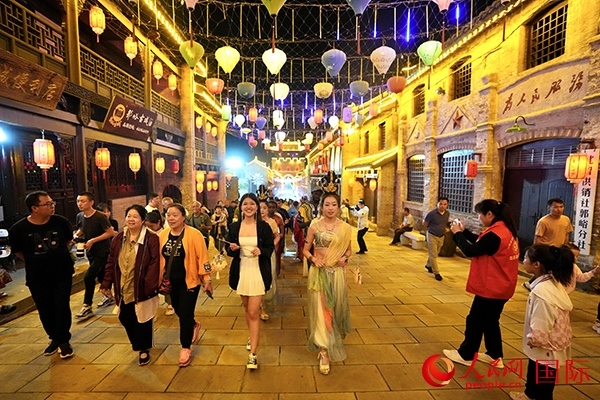 選手體驗(yàn)古城巡游。人民網(wǎng) 盧鵬宇攝