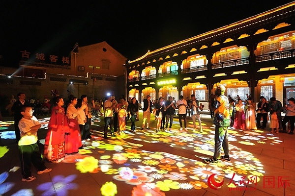 選手們和演員們一起載歌載舞。人民網(wǎng) 盧鵬宇攝