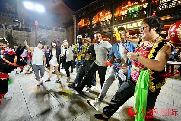 選手們和演員們一起載歌載舞。人民網(wǎng) 盧鵬宇攝