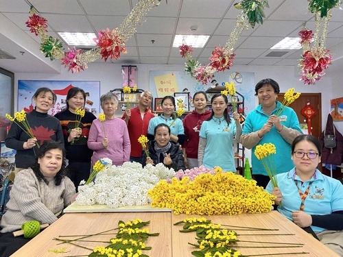 唐占鑫帶領(lǐng)團隊為2022年北京冬奧會和冬殘奧會制作頒獎花束。受訪者供圖