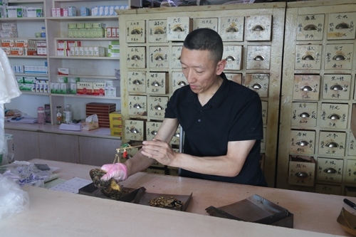 馬啟紅為病患精心配藥。受訪者供圖