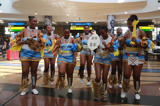 當(dāng)?shù)孛癖姎g迎中國(guó)旅行團(tuán)。北青旅提供