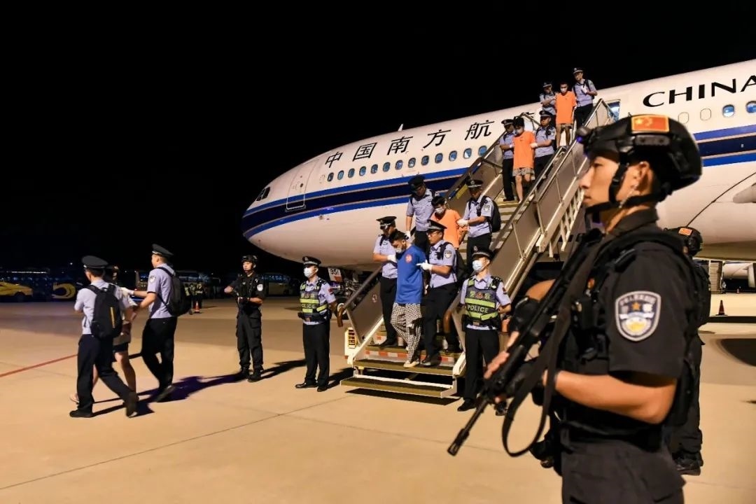 153名實(shí)施跨境裸聊敲詐的犯罪嫌疑人從印度尼西亞被押解回國(guó)。公安部供圖