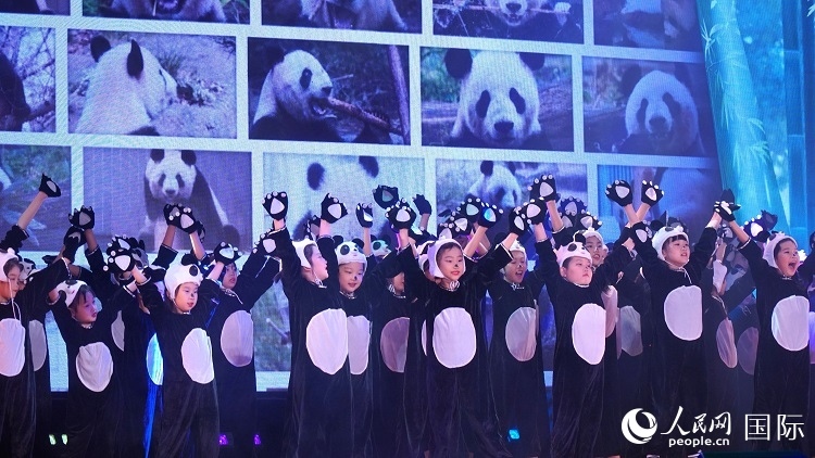 小演員們上演《歡樂(lè)功夫熊貓》。人民網(wǎng) 蔣曉辰攝