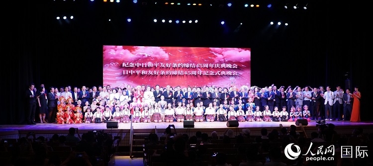 出席晚會(huì)的嘉賓與演員合影留念。人民網(wǎng) 蔣曉辰攝