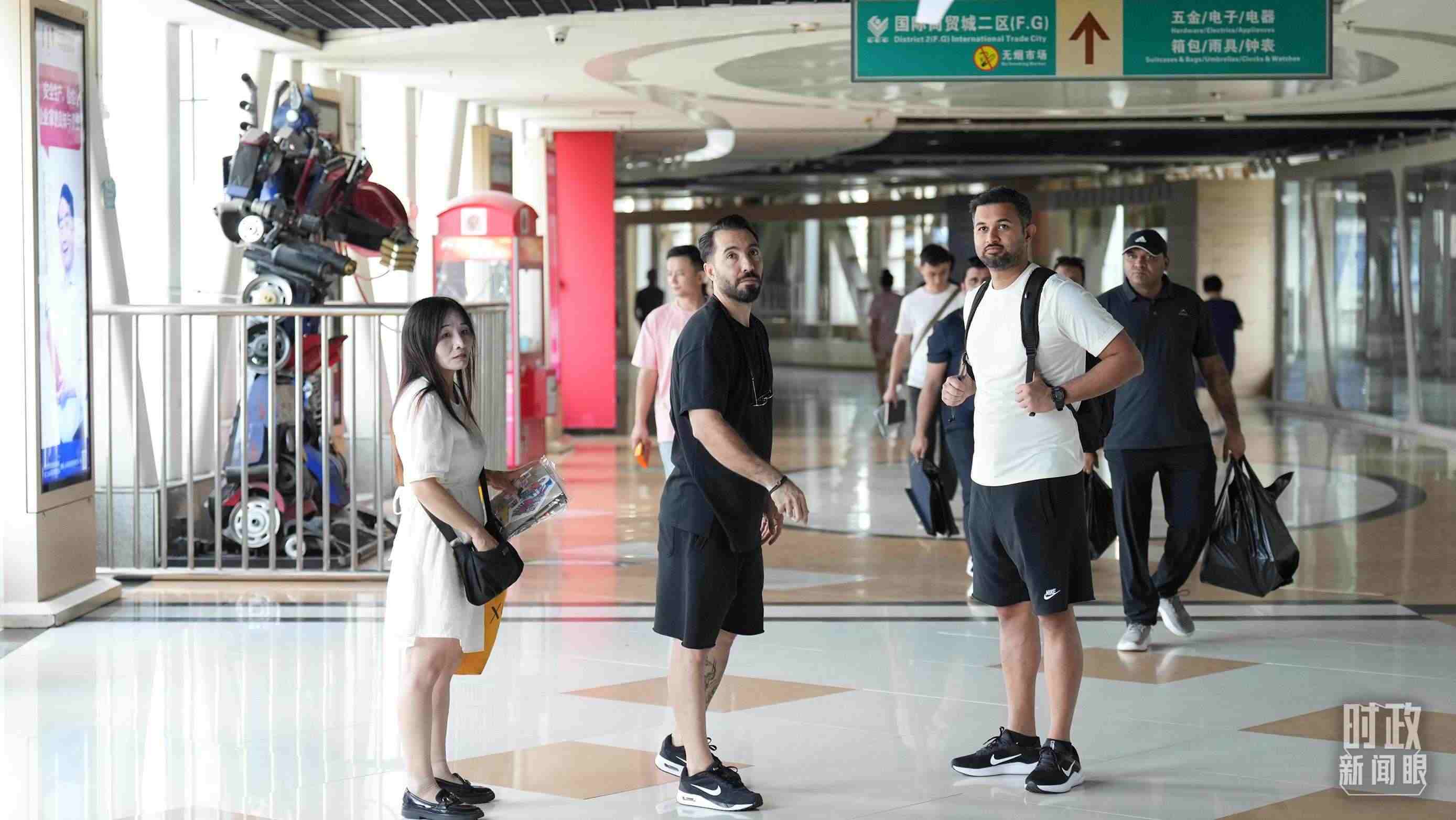 △義烏國際商貿(mào)城內(nèi)，來自世界各地的外商。（總臺國廣記者李晉拍攝）