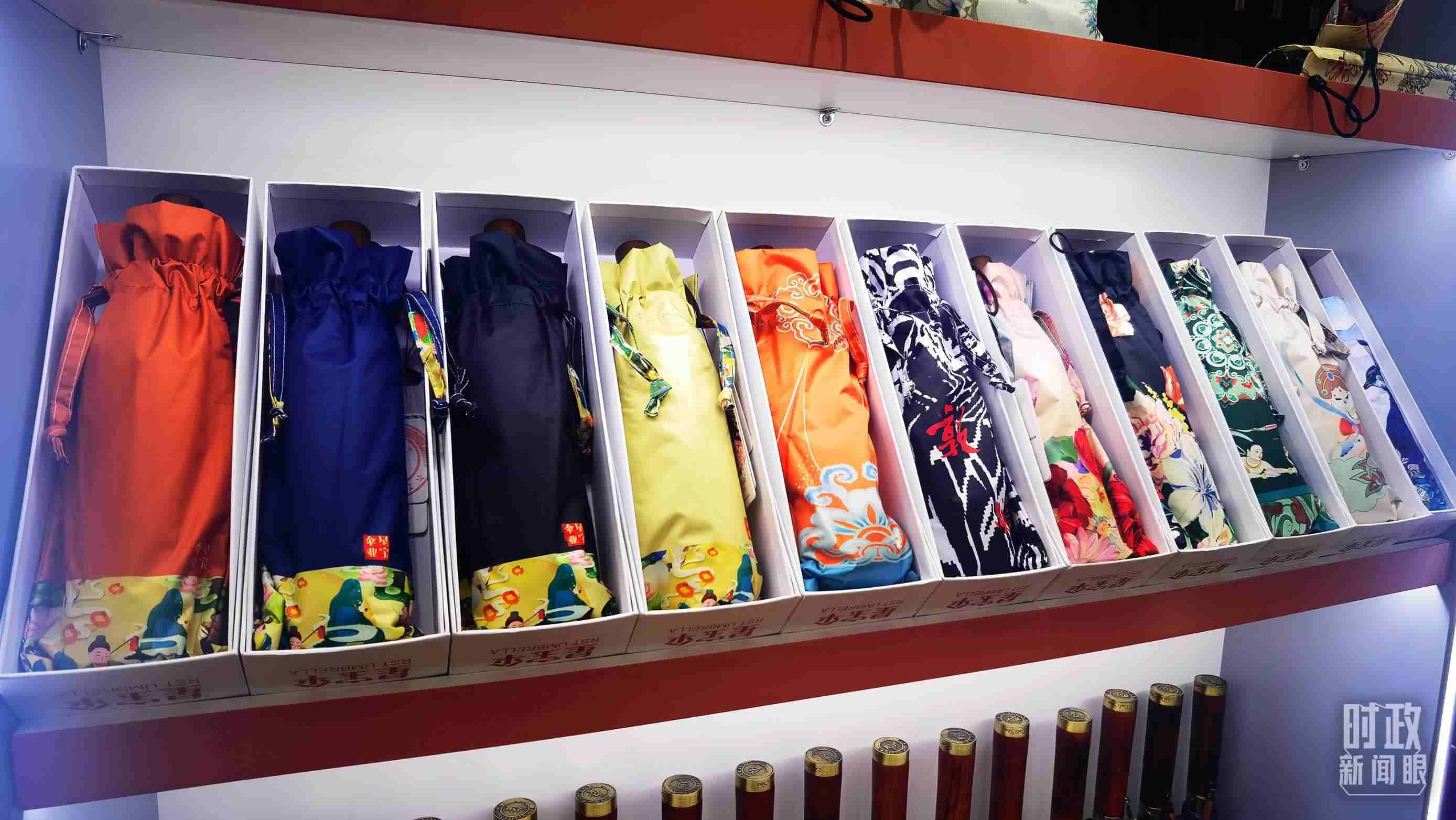 △商貿(mào)城內(nèi)的一家傘鋪，貨架上擺放著包裝精美的雨傘。（總臺央視記者范學(xué)禹拍攝）