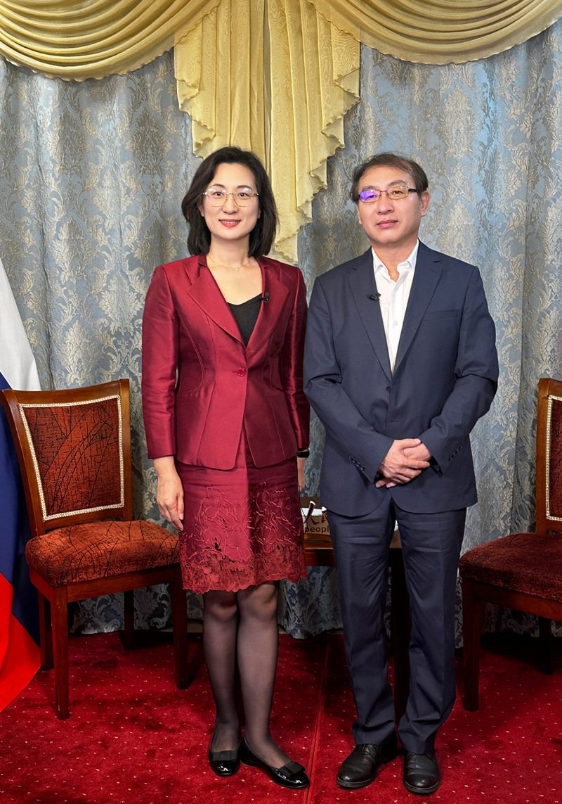 人民網(wǎng)黨委委員、副總編輯孫海峰（左一）專訪崔少純總領(lǐng)事。人民網(wǎng)記者 馬天翼攝