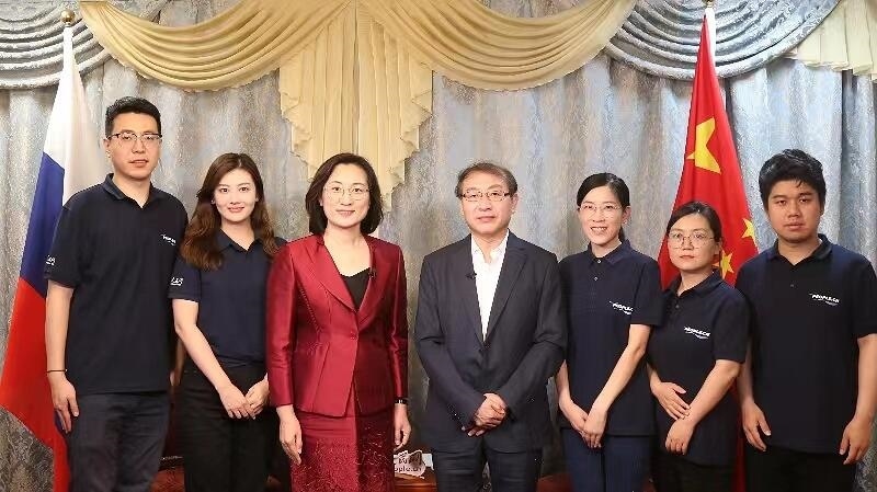 中國(guó)駐葉卡捷琳堡總領(lǐng)事崔少純與人民網(wǎng)采訪組合影。