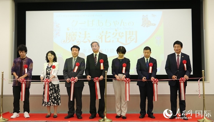 嘉賓共同為開(kāi)幕式剪彩。人民網(wǎng) 許可攝