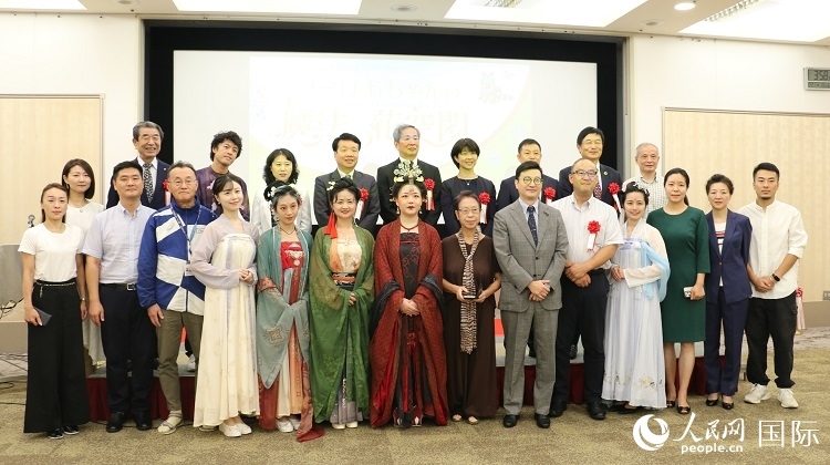 與會(huì)人員合影留念。人民網(wǎng) 許可攝