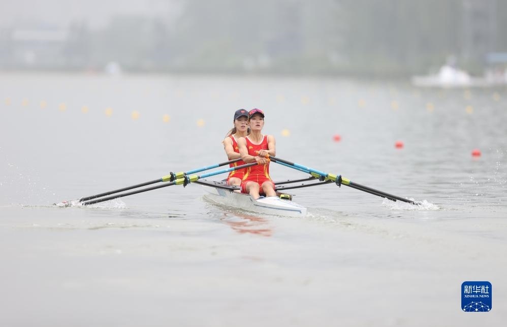 9月24日，鄒佳琪（左）/邱秀萍在決賽中。新華社記者 賈浩成 攝