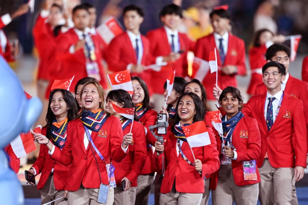 新加坡代表團在開幕式上入場。