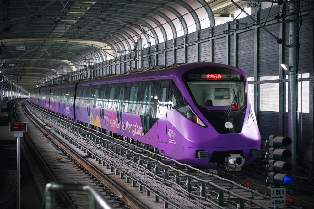 從杭州火車西站出發(fā)，地鐵19號線貫穿杭州火車東站、杭州蕭山機場，“亞運號”地鐵專列運行在這條線路上。