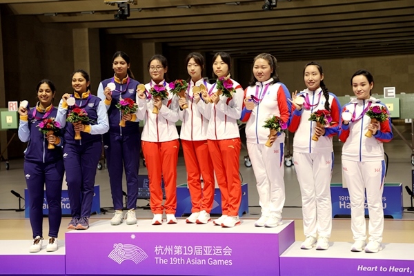 9月24日，杭州亞運會射擊女子10米氣步槍團體賽頒獎儀式。人民網(wǎng)記者 胡雪蓉攝
