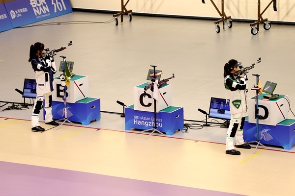 黃雨婷(左)、韓佳予在女子10米氣步槍個人賽比賽中。人民網(wǎng)記者 胡雪蓉攝