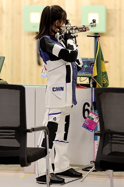 9月24日，黃雨婷在女子10米氣步槍團體賽比賽中。人民網(wǎng)記者 胡雪蓉攝