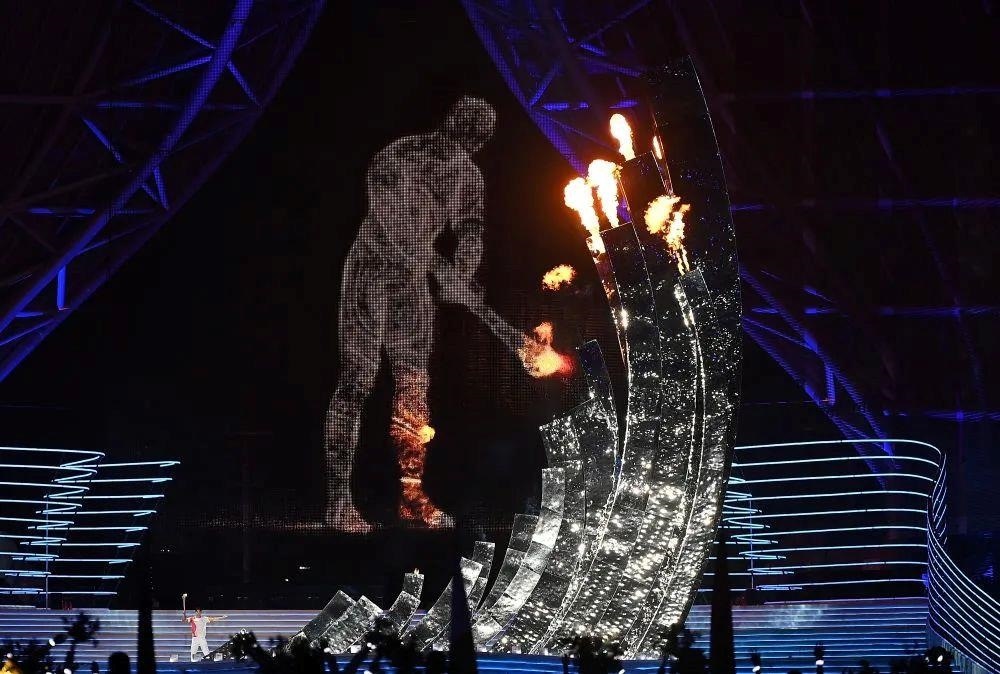 △“數(shù)字火炬手”點燃象征亞洲大團結(jié)的亞運之火。