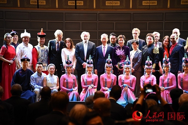 中國(guó)駐瑞典大使崔愛(ài)民夫婦與演職人員及部分來(lái)賓合影留念。人民網(wǎng)記者 殷淼攝