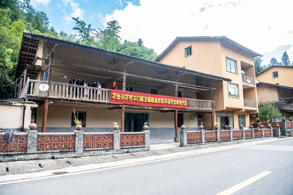 這是8月28日拍攝的危房改造后的村民張劍峰家。新華社記者 唐奕 攝