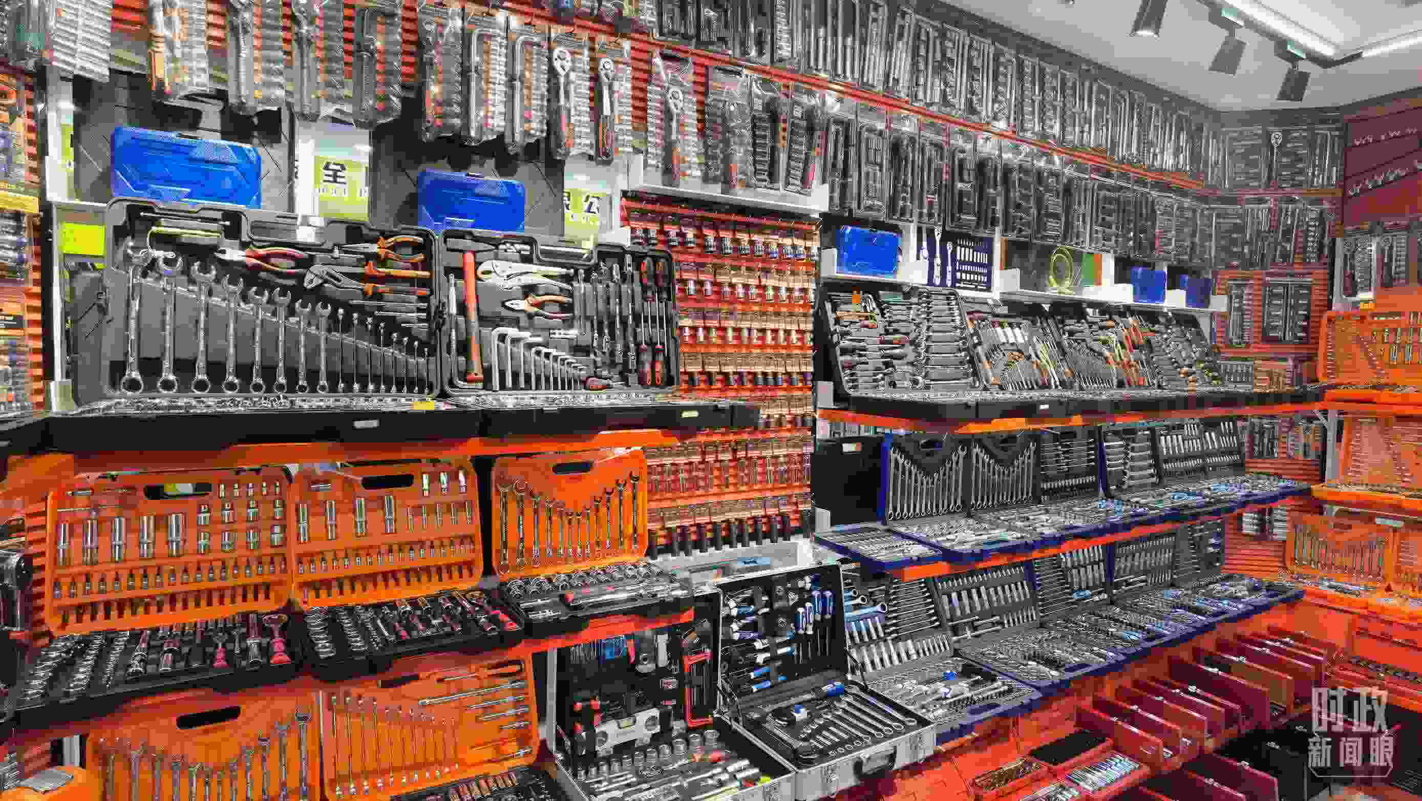 △義烏國際商貿(mào)城內(nèi)的一家五金店，貨品豐富。（總臺(tái)央視記者石丞拍攝）