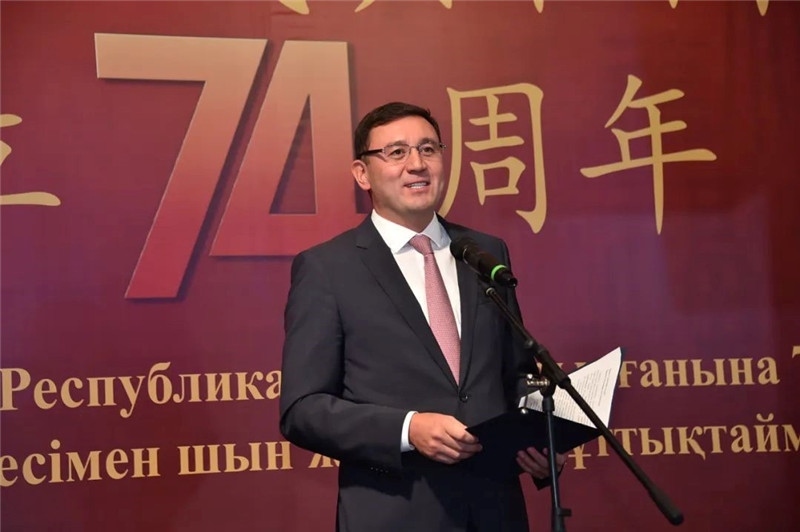 圖為哈外交部駐阿市代表布列格諾夫致辭。駐阿拉木圖總領館供圖