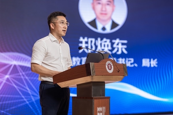  溫州市教育局黨委書(shū)記、局長(zhǎng)鄭煥東講話。溫州市教育局供圖