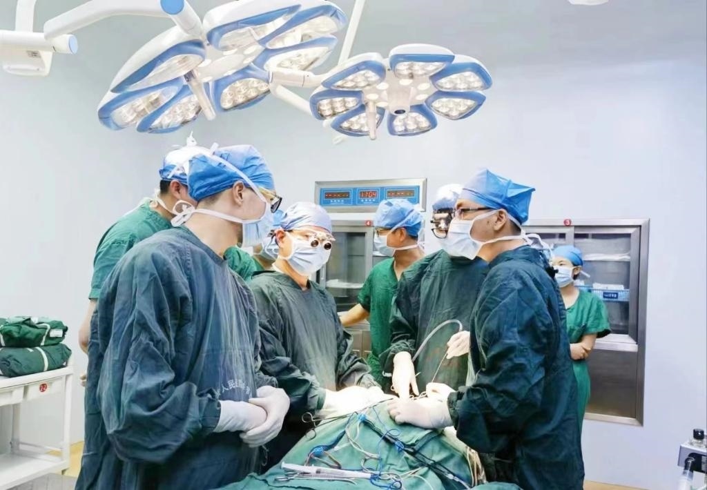浙江省人民醫(yī)院畢節(jié)醫(yī)院的醫(yī)師團(tuán)隊(duì)正在為患者李老伯進(jìn)行手術(shù)。（王磊波 攝 新華社發(fā)）