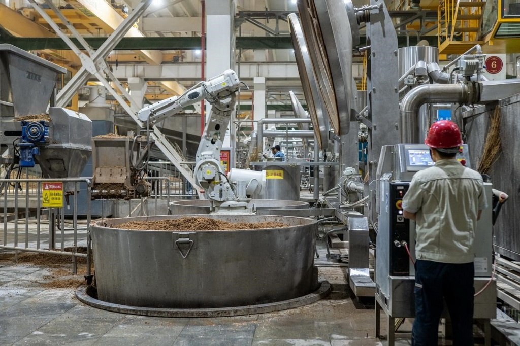 907車間里，機(jī)械臂正在撒料裝甑。嚴(yán)磊攝