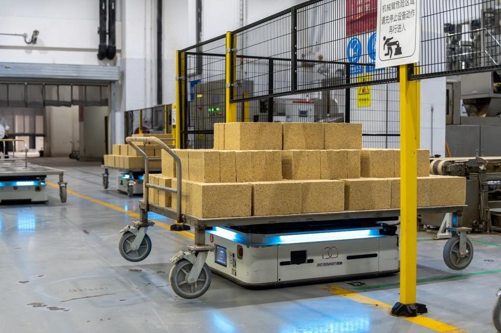 在701制曲車間，運(yùn)輸機(jī)器人等智能化設(shè)備已實(shí)現(xiàn)規(guī)?；瘧?yīng)用。王哲攝