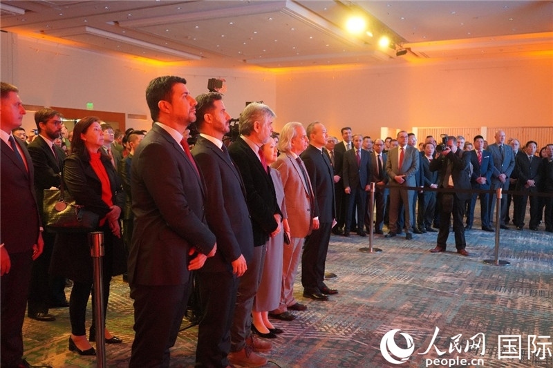 圖為招待會現(xiàn)場演奏兩國國歌。人民網(wǎng)記者 許放攝