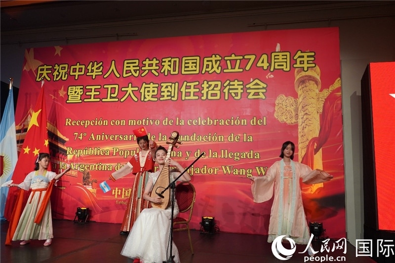 圖為招待會現(xiàn)場中國傳統(tǒng)樂器演奏和舞蹈展示。人民網(wǎng)記者 許放攝