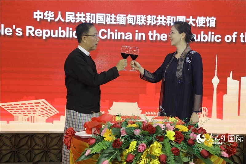 圖為曹靜臨時(shí)代辦與溫欣副總理祝酒。人民網(wǎng)記者 謝佳君攝