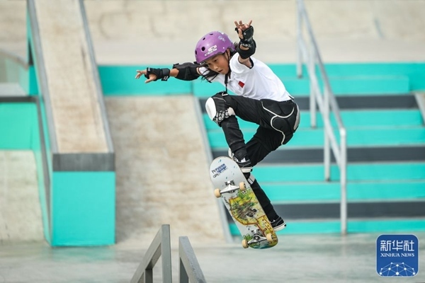 9月27日，中國選手崔宸曦在比賽中。當日，在錢塘輪滑中心舉行的杭州亞運會女子街式?jīng)Q賽中，中國選手崔宸曦以242.62分的成績奪得冠軍，曾文蕙獲得亞軍，日本選手伊藤美優(yōu)獲得季軍。新華社記者 潘昱龍攝
