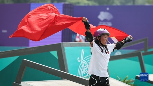 9月27日，崔宸曦在賽后慶祝奪冠。當(dāng)日，在錢塘輪滑中心舉行的杭州亞運(yùn)會(huì)女子街式?jīng)Q賽中，中國選手崔宸曦以242.62分的成績奪得冠軍，曾文蕙獲得亞軍，日本選手伊藤美優(yōu)獲得季軍。新華社記者 潘昱龍攝