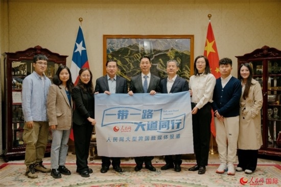 牛清報(bào)大使（中）與人民網(wǎng)、人民日?qǐng)?bào)社記者合影。 人民網(wǎng)記者 張若涵攝