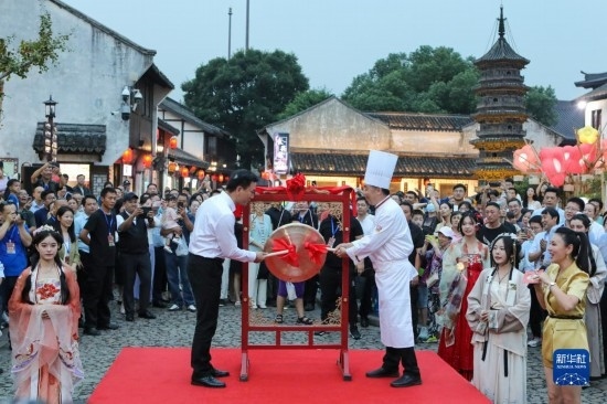 9月27日拍攝的2023年南翔國(guó)潮大會(huì)暨第十七屆上海南翔小籠文化展開幕儀式現(xiàn)場(chǎng)。