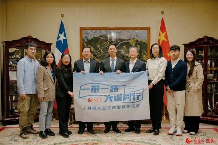 牛清報大使（中）與人民網(wǎng)、人民日報社記者合影。 人民網(wǎng)記者 張若涵攝