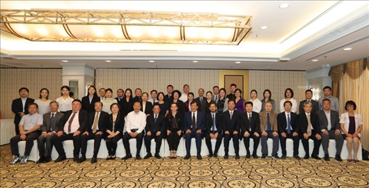 參會嘉賓合影留念。主辦方供圖