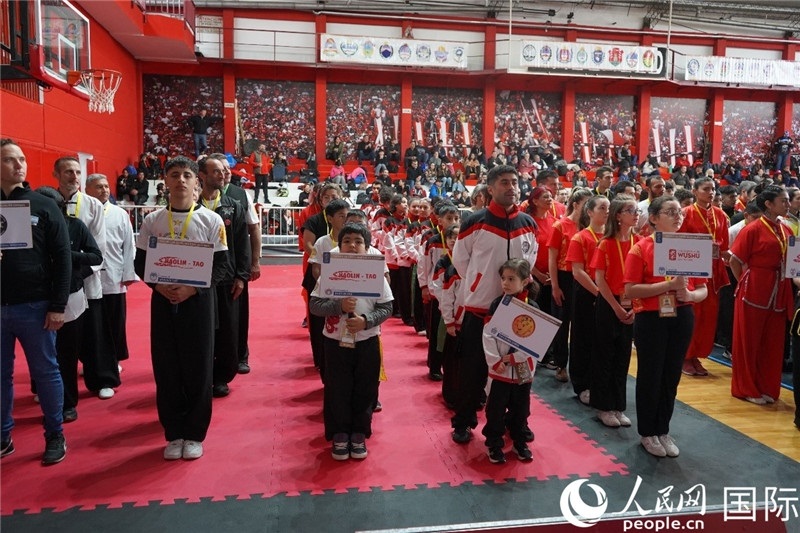 圖為開幕式現(xiàn)場運動員入場儀式。人民網(wǎng)記者 許放攝