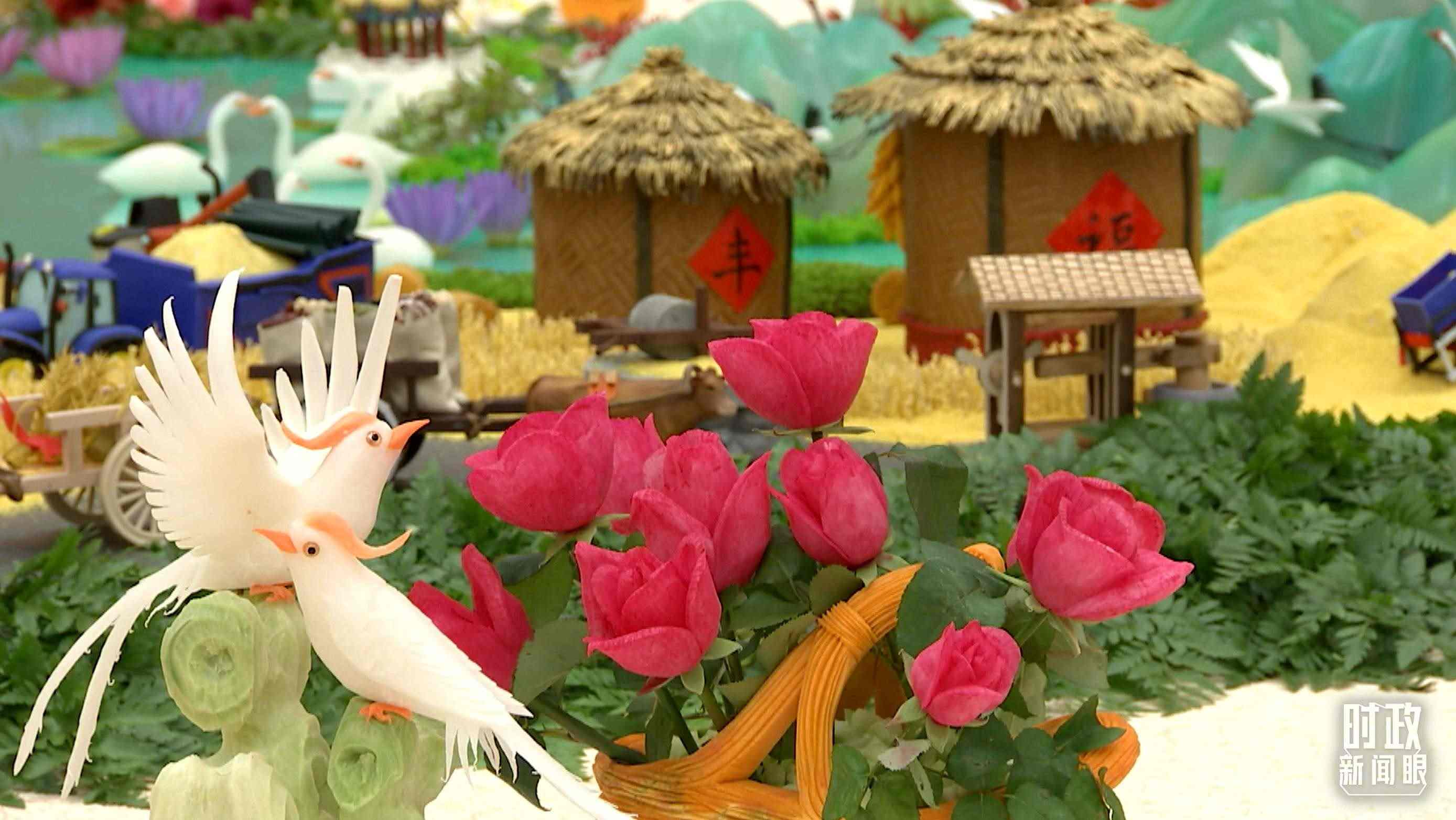 △宴會(huì)廳內(nèi)，節(jié)日氛圍濃郁。