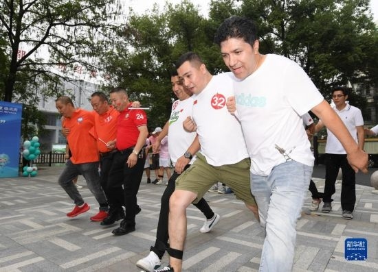 9月28日，在柯橋柯亭社區(qū)，各民族居民參加趣味運(yùn)動(dòng)會(huì)。