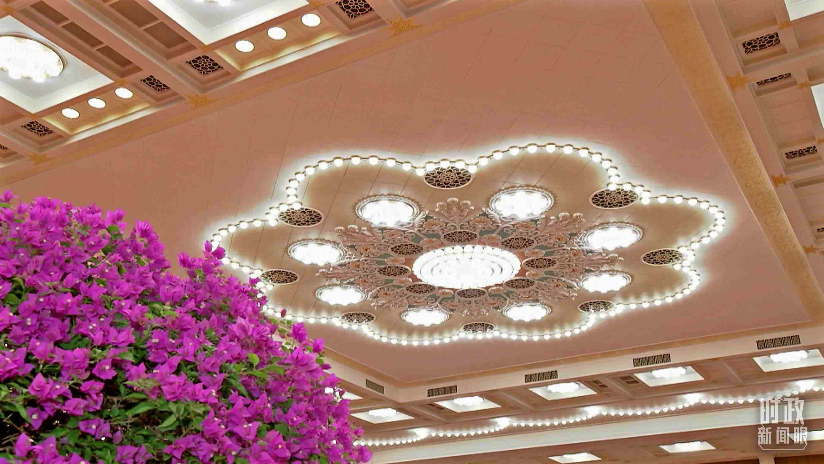 △人民大會(huì)堂宴會(huì)廳，華燈璀璨、鮮花綻放。